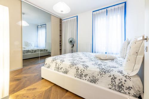 une chambre avec un grand lit et un miroir dans l'établissement PARIS PASSY Spacieux 2 Chambres Balcon, à Paris