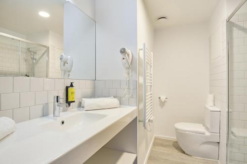 Ένα μπάνιο στο Appart Hotel Odalys City Paris XVII