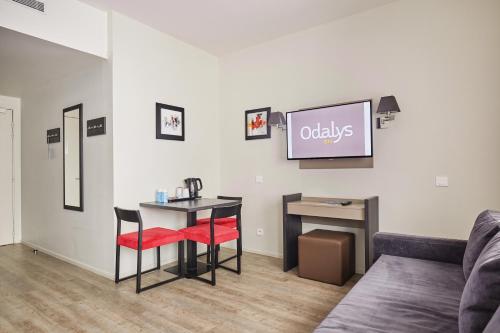 Μια τηλεόραση ή/και κέντρο ψυχαγωγίας στο Appart Hotel Odalys City Paris XVII