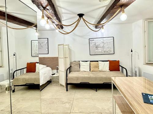 un salon avec un canapé et une chaise dans l'établissement Studio 7b classé 3 étoiles climatisé à 2 mn du Port byLaConciergerie13, à La Ciotat