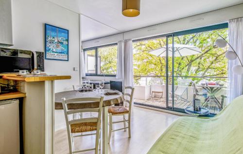 une cuisine et une salle à manger avec une table et des chaises dans l'établissement Cozy Apartment In La Rochelle With Wifi, à La Rochelle