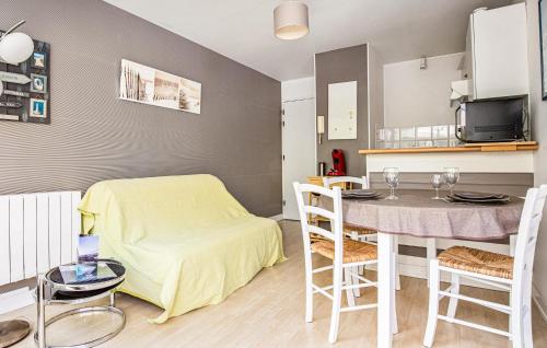 un salon avec une table et une cuisine dans l'établissement Cozy Apartment In La Rochelle With Wifi, à La Rochelle