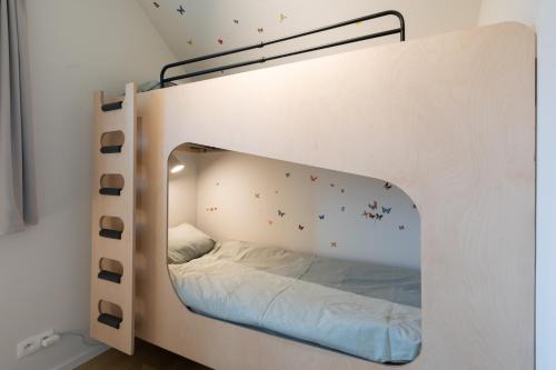 a bunk bed with a mirror in a room at Nature'Hayette in Tenneville