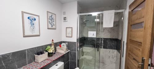 Ένα μπάνιο στο Heart of Inverness-city apartment