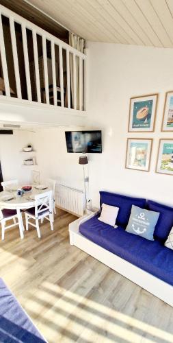 un salon avec un canapé et une table dans l'établissement 