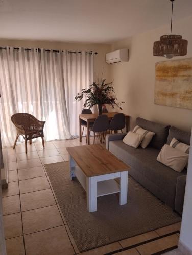 Apartamento luminoso y acogedor en Residencial Altavista Islantillaにあるシーティングエリア