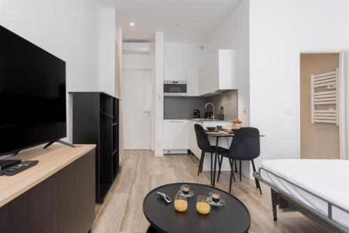 un salon avec un canapé et une table dans l'établissement 