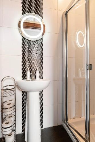 a bathroom with a sink and a shower at Serres’ Home in Dublin
