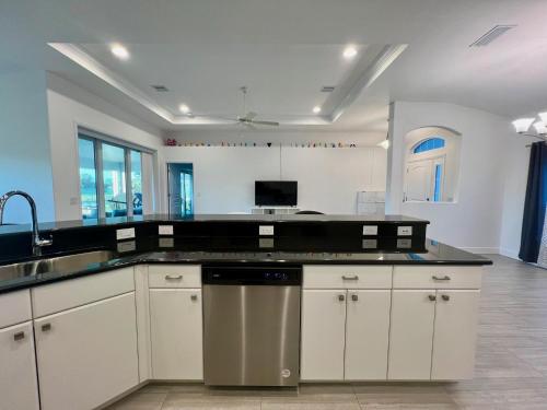 Η κουζίνα ή μικρή κουζίνα στο Paradise Home, Tranquil canal view 3-BDR in Golfers paradise