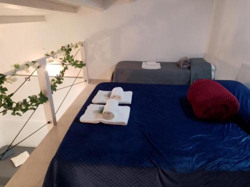 a room with two beds and towels on a table at Casa vacanze Eugenia in Ragusa