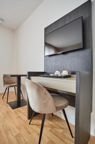 une salle à manger avec une table et une chaise dans l'établissement Appart Hotel Odalys City Paris Montmartre, à Paris