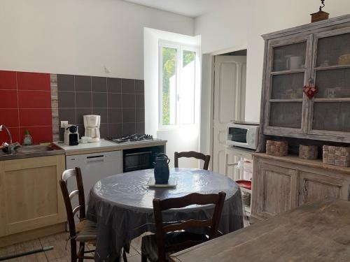 Η κουζίνα ή μικρή κουζίνα στο Appartement Vezzani Centre Corse