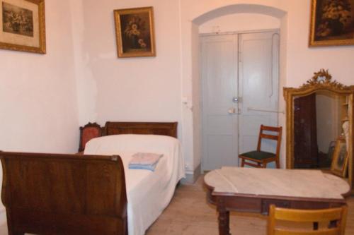 - une chambre avec 2 lits, une table et un miroir dans l'établissement Appartement Vezzani Centre Corse, à Vezzani