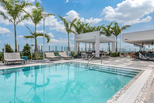 a swimming pool with palm trees and a gazebo at Courtyard by Marriott Fort Lauderdale Downtown in Fort Lauderdale