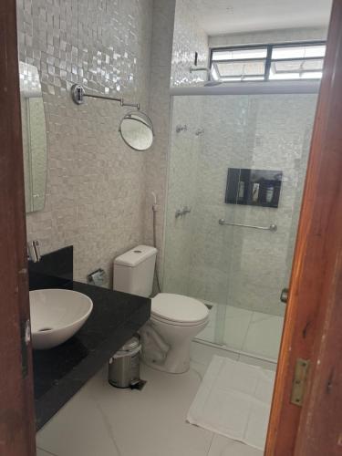 un bagno con wc e doccia in vetro di Apartamento Novo Renascença Vista Lagoa a São Luís