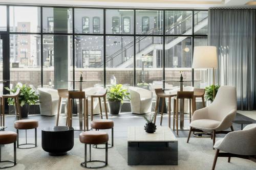 Ruang duduk di AC Hotel by Marriott Dayton