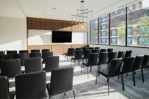 Televisyen dan/atau pusat hiburan di AC Hotel by Marriott Dayton