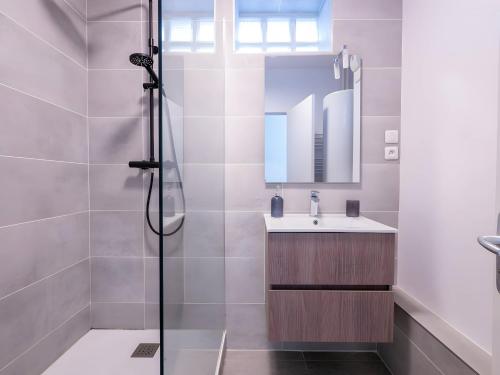 une salle de bain avec douche et lavabo dans l'établissement Le Podium - 9pers - Circuit Bugatti - Rêve au Mans, au Mans