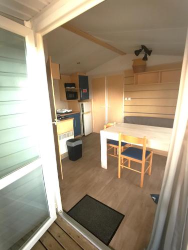 Cette chambre avec vue dispose d'une table et d'une cuisine. dans l'établissement Bungalow tout confort 2ch 5pers 400DJ, à La Boissière-de-Montaigu