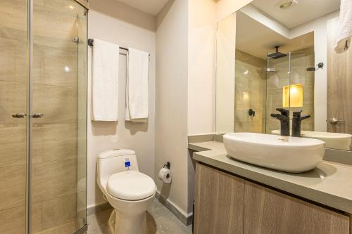 a bathroom with a toilet and a sink and a shower at Apartamento De La Cruz Con Balcon By SoHo in Cartagena de Indias