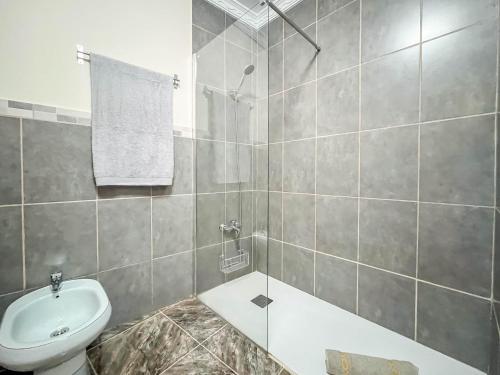Bilik mandi di 5BR Los Llanos Chalet - Pool & Garden