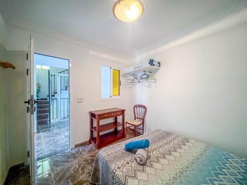 Katil atau katil-katil dalam bilik di 5BR Los Llanos Chalet - Pool & Garden