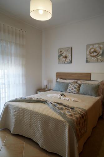 a bedroom with a large bed in a room at Casa Lina T2 in Pêra