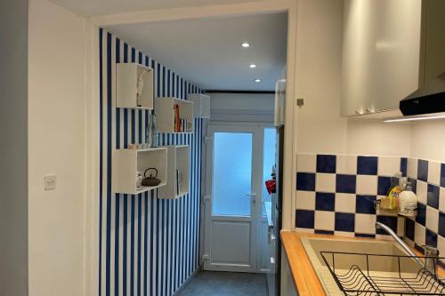 une cuisine avec un couloir donnant sur une chambre dans l'établissement Charming fisherman's cottage near the station, à Trouville-sur-Mer