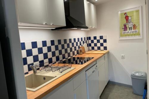 une cuisine avec un évier et un plan de travail dans l'établissement Charming fisherman's cottage near the station, à Trouville-sur-Mer