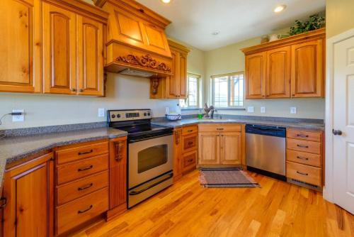 Una cocina o cocineta en Grand View Lodge