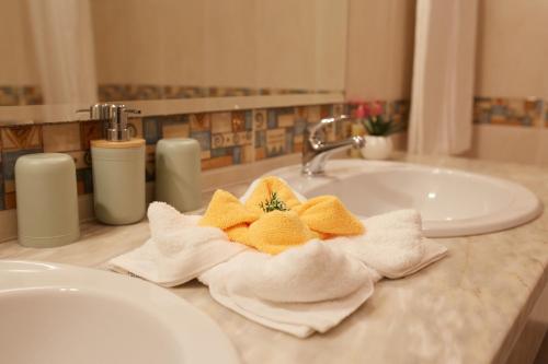 a bathroom with two towels on a sink at Casa Lina T2 in Pêra