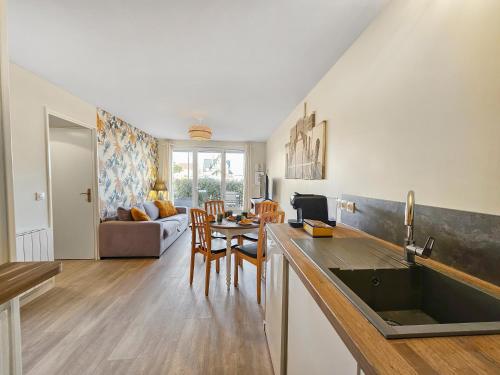 une cuisine et un salon avec une table et des chaises dans l'établissement Villers plage 2, à Villers-sur-Mer