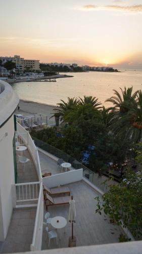 Meerblick vom Balkon eines Ferienresorts in der Unterkunft Hotel Tagomago in Bucht von San Antonio