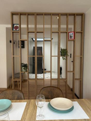 - une salle à manger avec une table et des assiettes dans l'établissement Charmant Appartement à Nancy, à Nancy