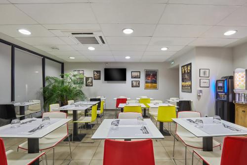 Μια τηλεόραση ή/και κέντρο ψυχαγωγίας στο Appart'hôtel Odalys City Campus - Paris Rueil Malmaison