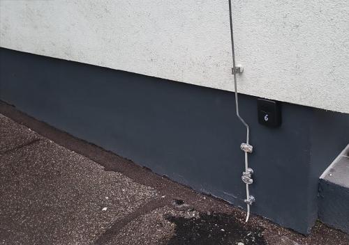 a wire hooked up to a wall next to a street at Flensburg Süd in Flensburg