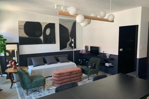 un salon avec un lit, une table et des chaises dans l'établissement Beautiful T2 center Old Port Festivals, à Cannes