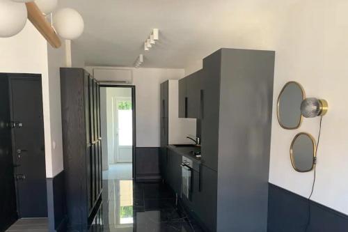 - une cuisine avec des placards noirs et un miroir dans l'établissement Beautiful T2 center Old Port Festivals, à Cannes