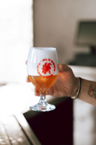 una persona sosteniendo un vaso de cerveza en OldCock Castle, en Znojmo