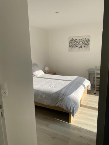 une chambre avec un lit et une table dans l'établissement ApptT2 Terasse vue mer 200m plage PLATIN, à Puyraveau