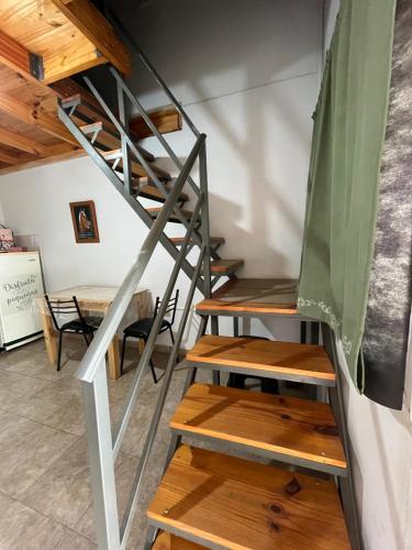 un conjunto de escaleras en una habitación con mesa en Hospedaje Río, en Río Primero