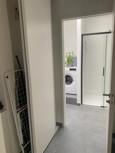 - un couloir avec un lave-linge et un sèche-linge dans la chambre dans l'établissement ApptT2 Terasse vue mer 200m plage PLATIN, à Puyraveau