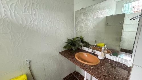 Un baño de Suíte 4 próximo ao Aeroporto Internacional
