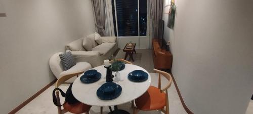 Posezení v ubytování Sky Suites KLCC Apartment by Family Room Stay