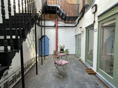 HenwickにあるPrivate city apartment, Upper Tything, Worcester City Centreのパティオ(椅子2脚、テーブル付)