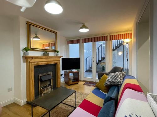 HenwickにあるPrivate city apartment, Upper Tything, Worcester City Centreのソファと暖炉のあるリビングルーム
