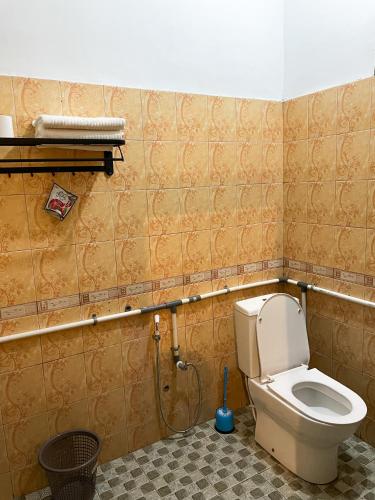 a bathroom with a toilet in a room at d'Alvin Double Room in Labuan Bajo