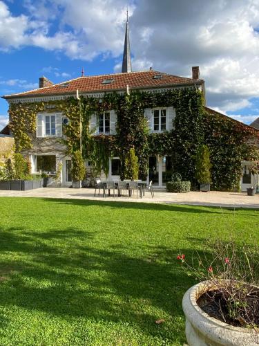 un grand bâtiment avec du lierre dans l'établissement Bel Air, à Bois-le-Roi