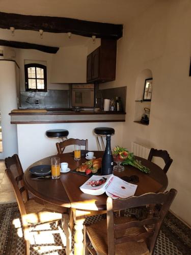 Cette chambre comprend une table en bois et une cuisine. dans l'établissement La Barrade - Atypical House, à Cagnes-sur-Mer