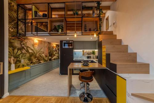 un bureau avec un bureau et un escalier dans l'établissement Magnifique appartement de caractère en hypercentre, à Lyon